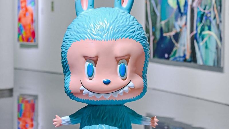 潮玩顶流 LABUBU 的价值思辨：从百万拍卖到价格腰斩，泡泡玛特如何破局 ＂稀缺性依赖